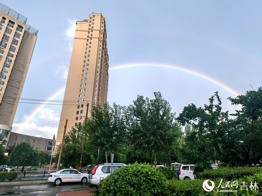 橫跨天際的拱形彩虹，仿若一道天空之門。人民網 馬俊華攝