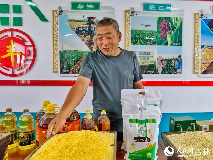 盧偉介紹合作社產品。人民網 李洋攝。