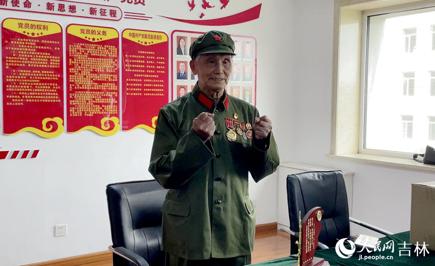 現已90歲的楊秀友唱起《中國人民志愿軍戰歌》依舊眼神堅毅。人民網 李思玥攝