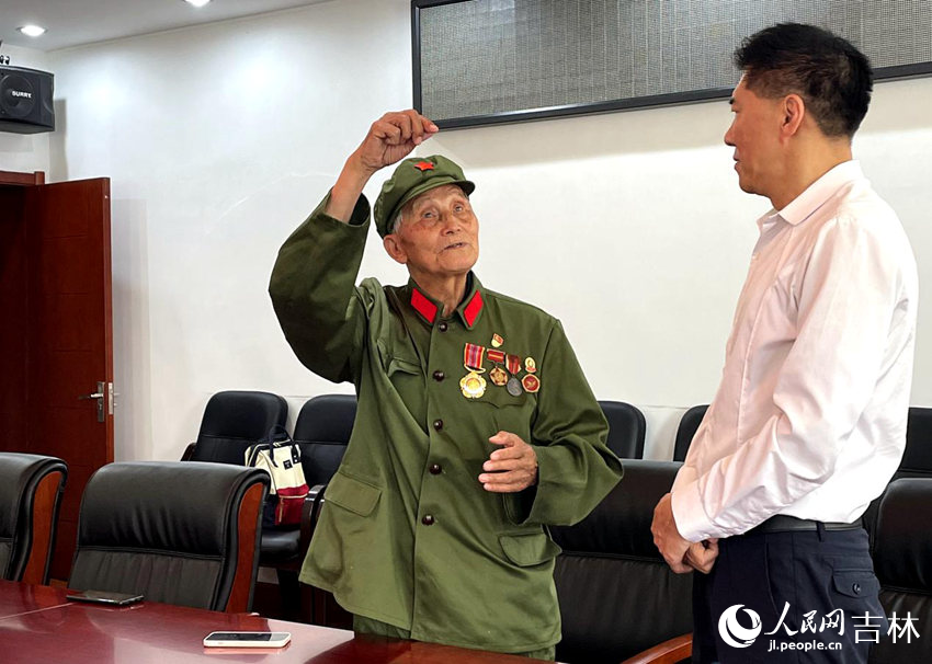 楊秀友講述著入朝作戰時的種種經歷。人民網 李思玥攝