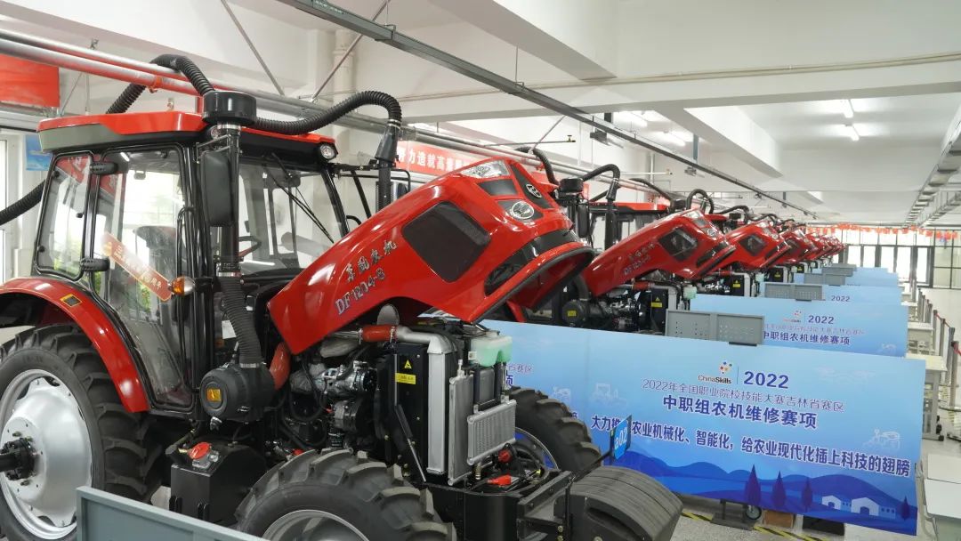 賽場農機整齊排列。長春職業技術學校供圖