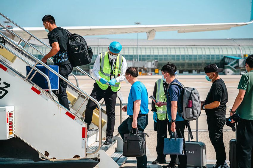旅客登機。（長春龍嘉國際機場供圖）