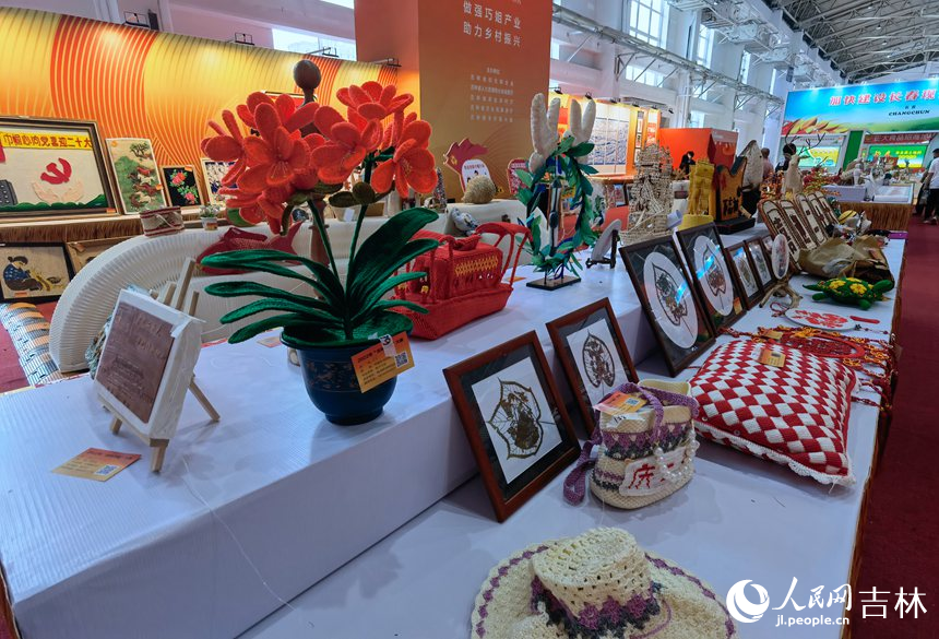 農博園上的工藝品展示。人民網 李洋攝