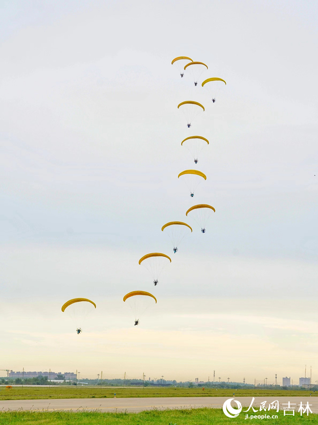 8月26日，“2022年空軍航空開放活動·長春航空展”正式開幕。人民網 李洋 攝