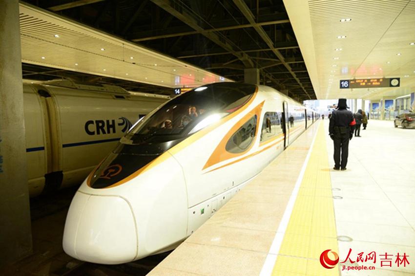 2021年12月24日，敦白高鐵正式開通運營（資料圖片）。人民網 李洋攝
