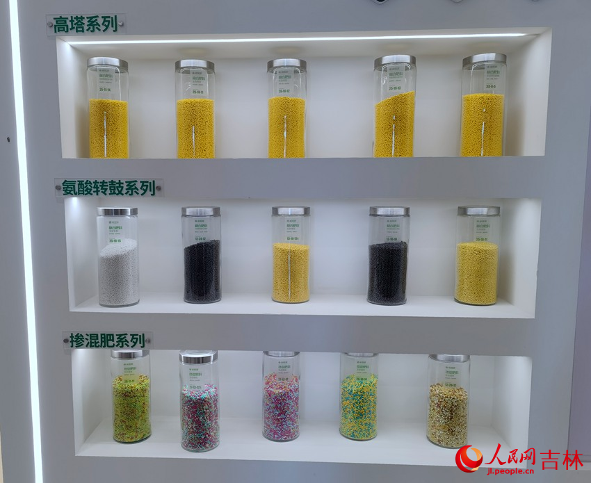 隆源農業生產的不同類型的肥料。人民網 馬俊華攝