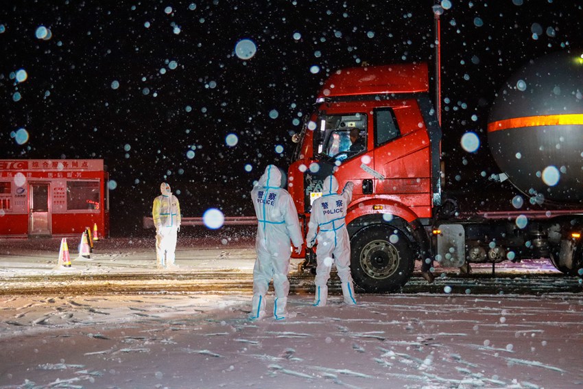 《疫路堅守風雪夜》。孫憲利 攝
