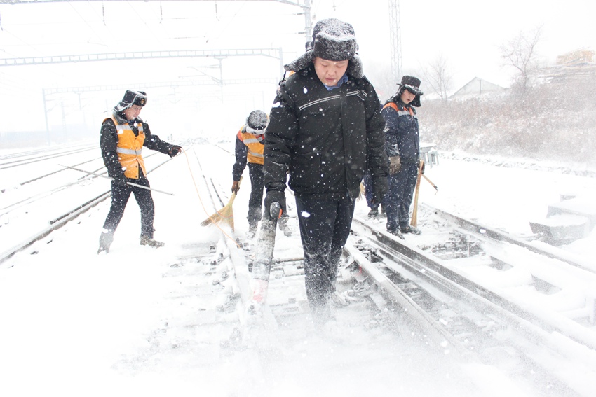 長春車務段興隆山站干部職工在岔區除雪。孫宏昊 攝
