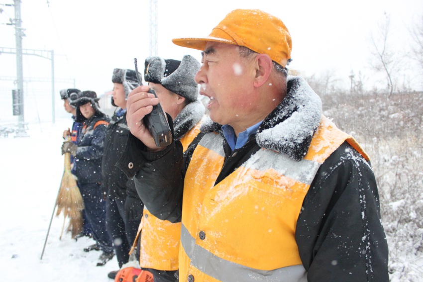 長春車務段興隆山站站長劉傳順與信號樓聯控橫越線路。孫宏昊 攝