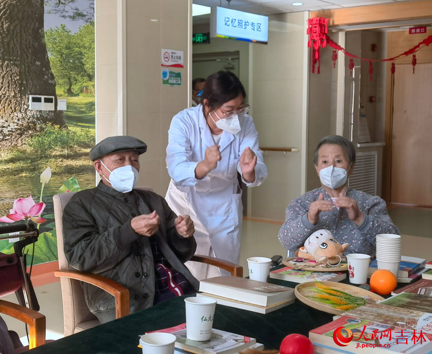 活動交流區域老人做手指操。人民網 馬俊華攝