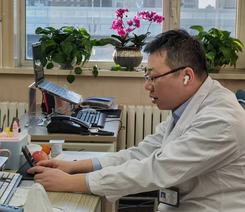 醫生通過手機視頻遠程問診。（吉林大學中日聯誼醫院供圖）
