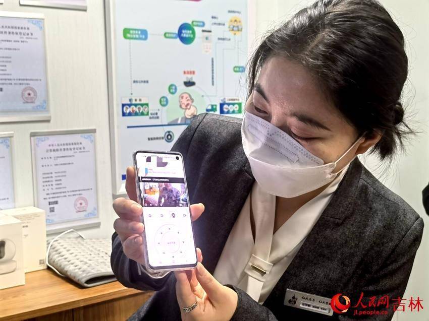 叢宇航通過手機APP和居家養老的老人遠程通話。人民網 馬俊華攝