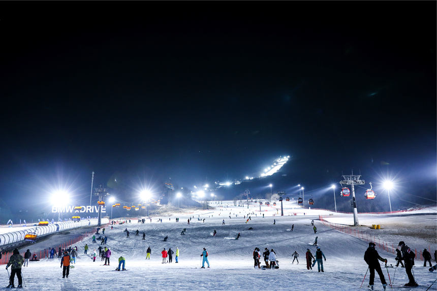 吉林市萬科松花湖滑雪場夜場。（吉林省文化和旅游廳供圖）