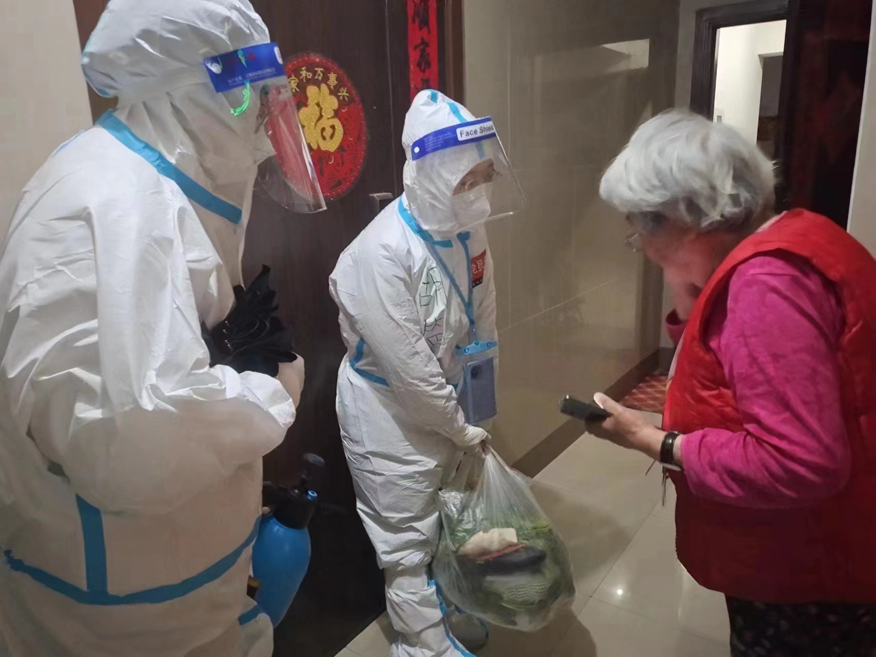 社區網格長變身“大白”，為轄區獨居老人運送藥以及日常所需物資