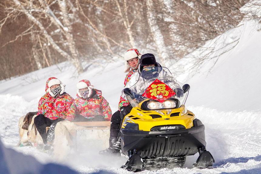 游客在景區體驗雪地摩托。 呂昊俊攝