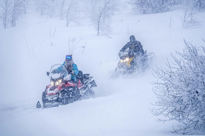 游客在景區體驗雪地摩托。呂昊俊攝