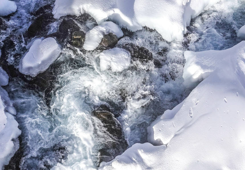 長白山不凍河在冰雪中，奔流不停。呂昊俊攝