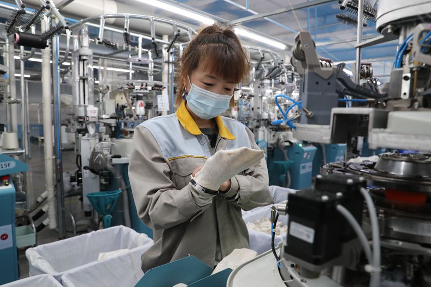 東豐縣聯博襪業加快紡織襪業科技投入，為做大做強襪業產業注入新活力。夏景明攝
