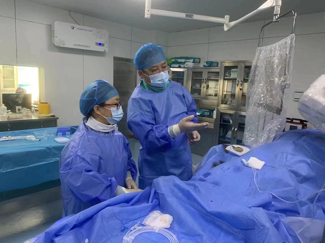 郭子源在汪清縣醫院導管室進行手術教學指導。