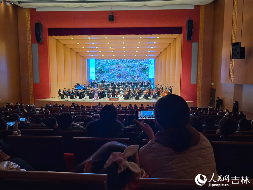 現場觀眾拍照留念。人民網 馬俊華