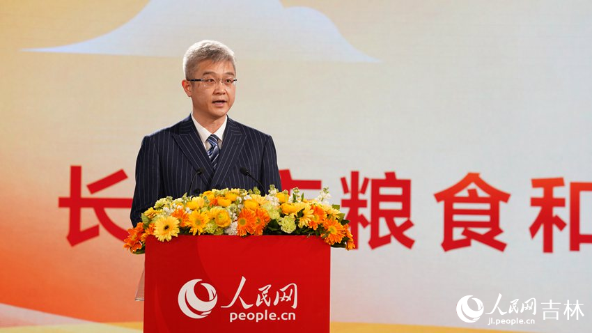 長春市糧食和物資儲備局黨組書記、局長盧天恒推介。人民網 石天蛟攝