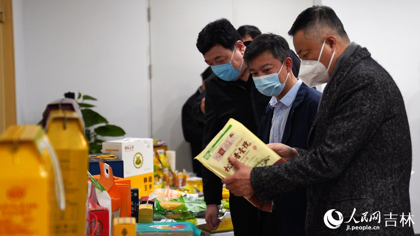嘉賓參觀現場長春大米和鮮食玉米展區。人民網 石天蛟攝