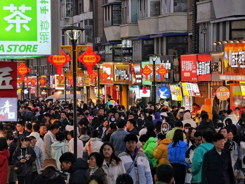 近日，長春桂林路商業街區客流量猛增。人民網 李洋攝
