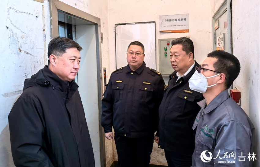 調研組工作人員了解電梯檢修情況。人民網 馬俊華攝