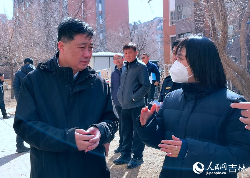 調研組工作人員與物業工作人員交流。人民網 馬俊華攝