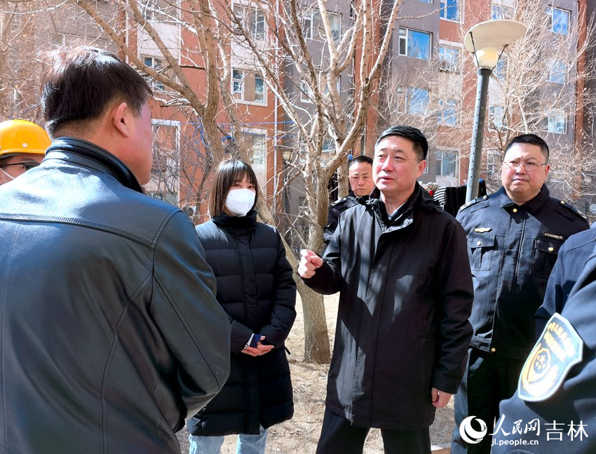 調研組工作人員與電梯行業協會相關負責人交流。人民網 馬俊華攝