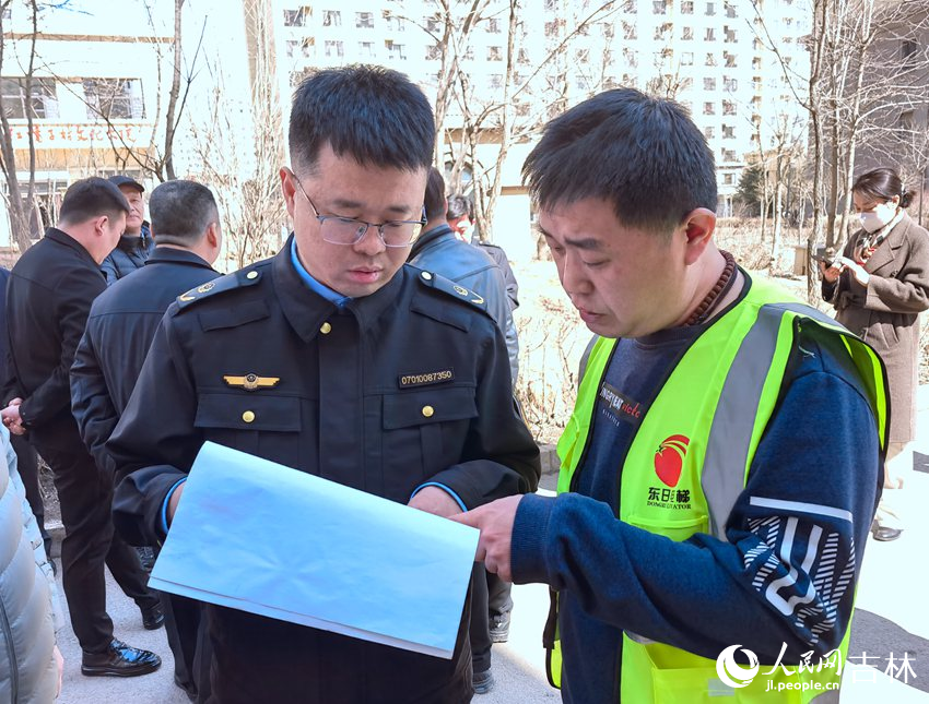 調研組工作人員檢查電梯維修記錄情況。人民網 馬俊華攝