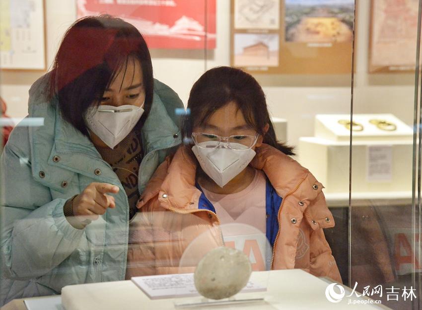 “永遠的長安——陜西唐代文物精華展”亮相吉林省博物院，游客前往“打卡”。人民網 李洋攝