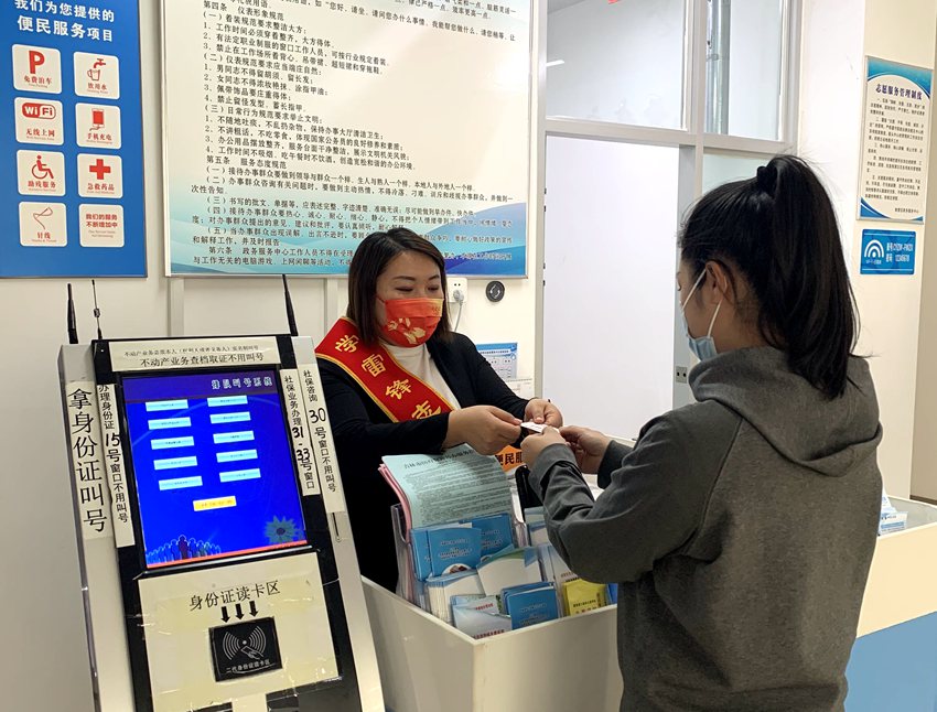 吉林市船營區政務服務中心學雷鋒志愿崗。人民網 馬俊華攝