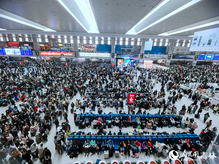 4月29日，“五一”小長假首日，長春站內人潮涌動。人民網 馬俊華攝