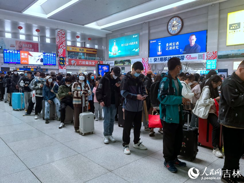 4月29日，長春站內旅客有序排隊等候檢票進站。人民網 馬俊華攝