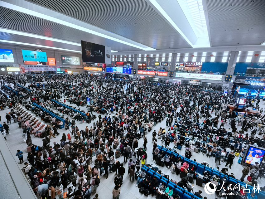 4月29日，“五一”小長假首日，長春站內人潮涌動。人民網 馬俊華攝