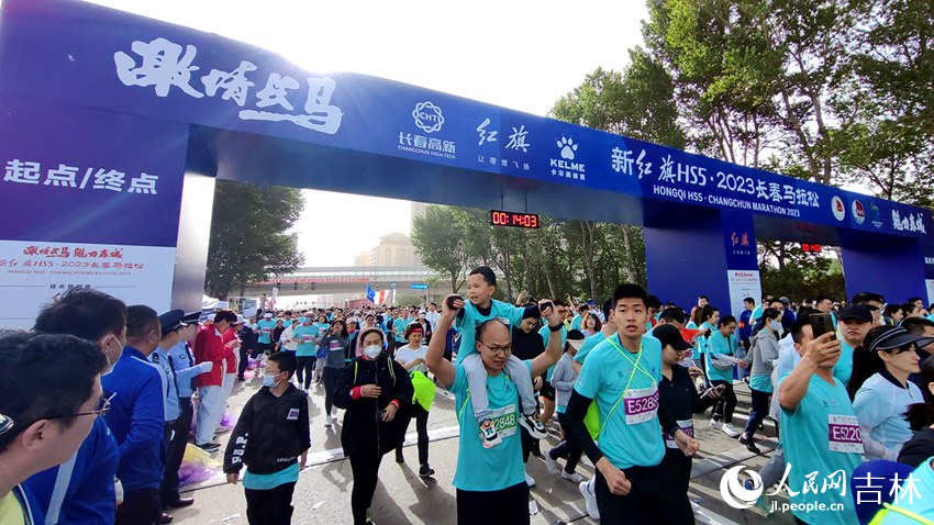 參賽選手從起點出發。人民網 李成偉攝