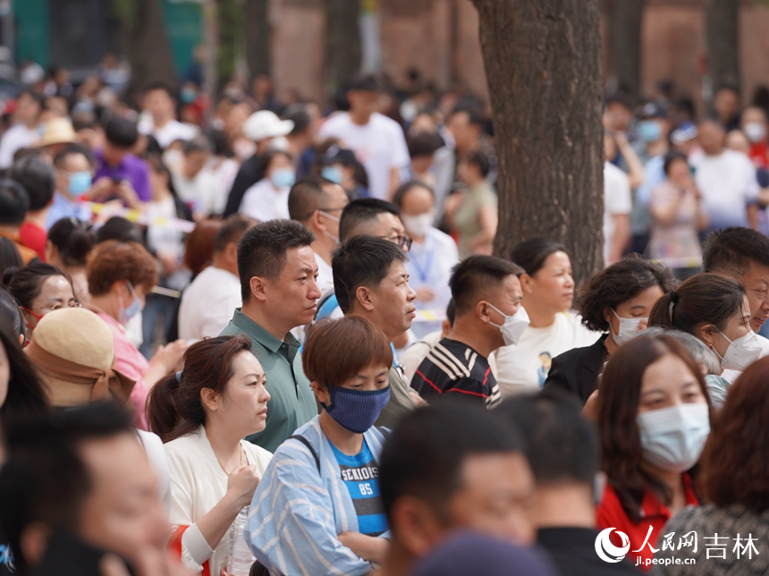 6月7日，在長春市第二中學考點，高考考生家長等候在考場外。。人民網記者 李洋攝