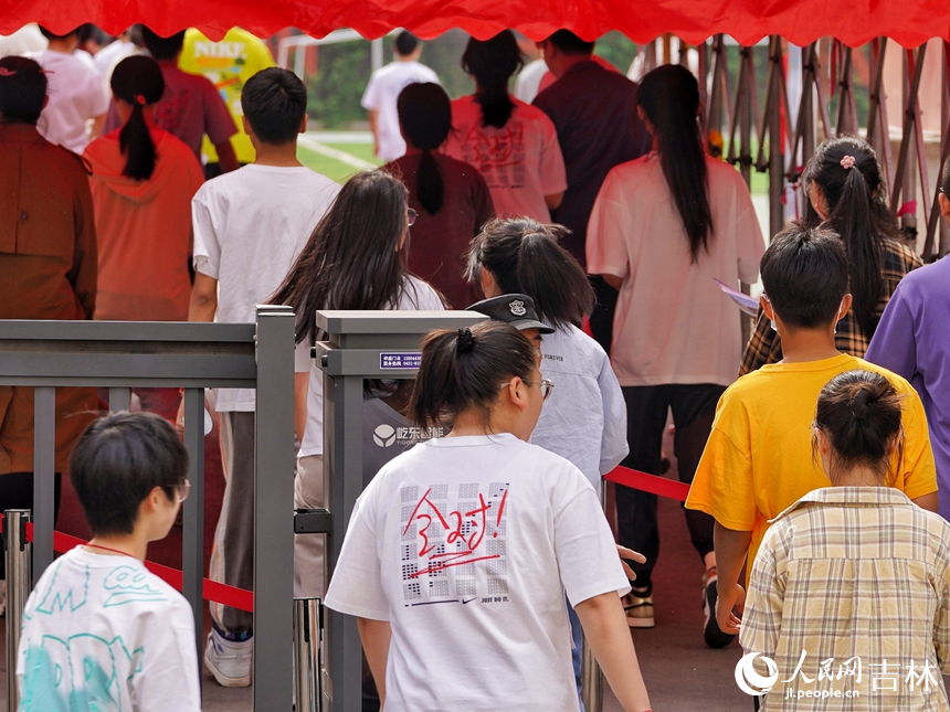 6月7日，在長春市第二中學考點，考生井然有序進入考場。人民網記者 李洋攝
