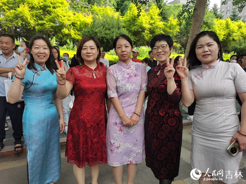 6月7日，在吉林長春高考考場外，媽媽們身穿旗袍祝孩子們“旗開得勝”！人民網記者 王帝元攝