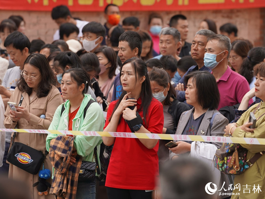 6月7日，在長春市第二中學考點，高考考生家長在考場外等候。人民網記者 李洋攝