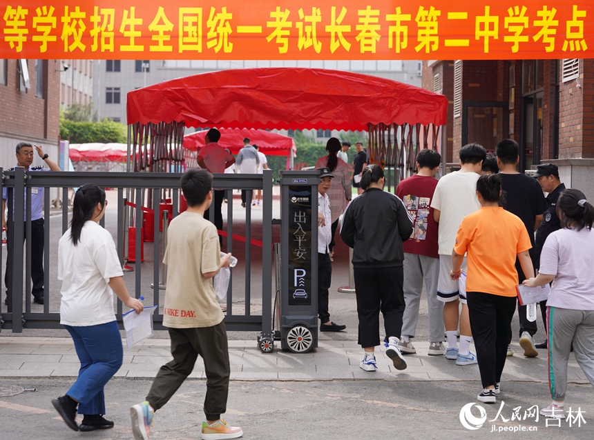 6月7日，在長春市第二中學考點，考生井然有序進入考場。人民網記者 李洋攝