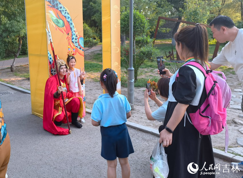 孩子們與天兵天將合影。人民網記者 馬俊華攝