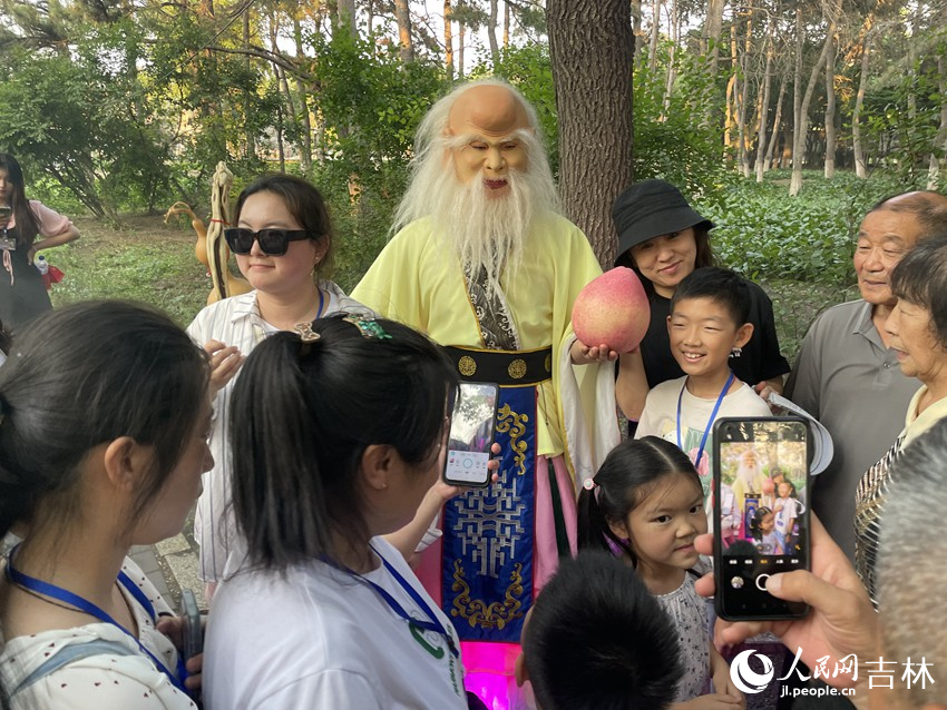 手拿壽桃的壽星引得眾人圍觀。人民網記者 李思玥攝
