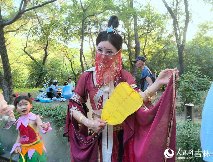 鐵扇公主手拿芭蕉扇，身姿優美。人民網記者 馬俊華攝