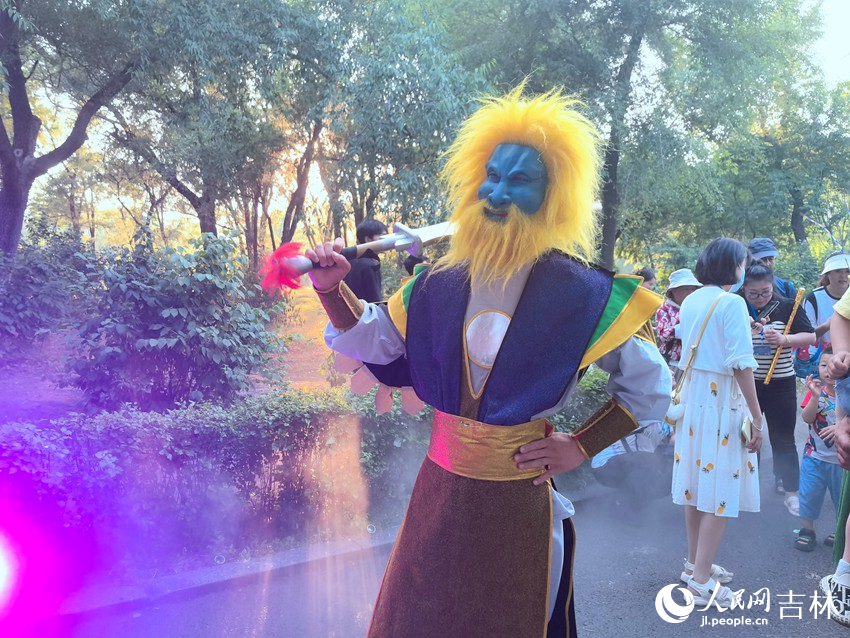 獅駝嶺青毛獅子怪擺起造型。人民網記者 馬俊華攝