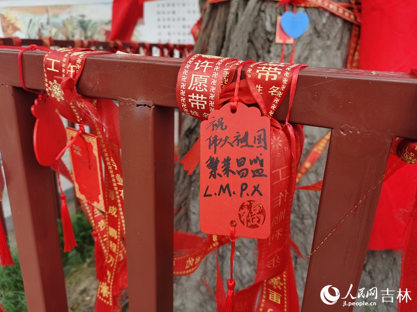 游客在新安古榆廣場祈福。