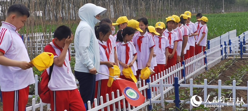 同學們走進農耕產學研基地。