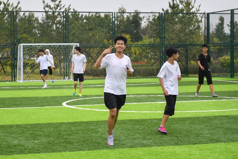 在延吉市阿里郎足球公園 青少年享受踢球的樂趣。新華社記者 許暢攝