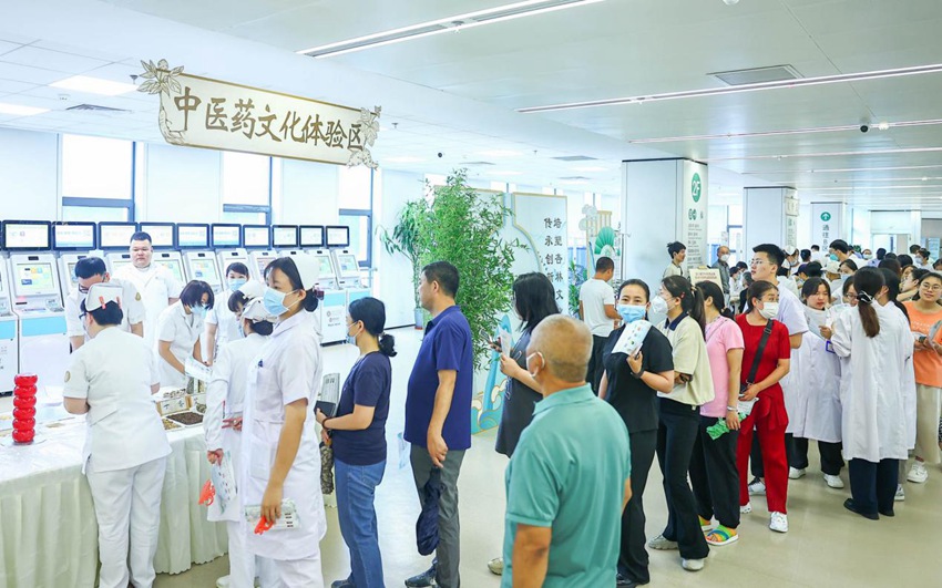 中醫藥文化體驗區活動火爆，市民排隊體驗。（王振東 攝）